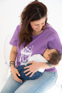Une femme qui allaite son nouveau-né porte un t-shirt MILK SHAKE de la marque JALLU'S'IN