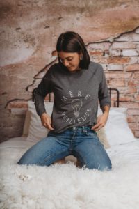 T-shirt d'allaitement manches longues en velours gris "Mère veilleuse". Zips latéraux pour faciliter l'allaitement