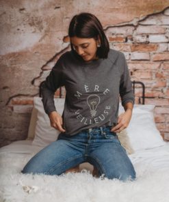 T-shirt d'allaitement manches longues en velours gris "Mère veilleuse". Zips latéraux pour faciliter l'allaitement